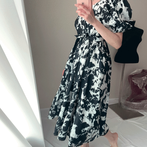 [당일발송 / 세일] 케이트 패턴 나염 프린팅 퍼프 소매 포인트 벨트 리본 플레어 롱 드레스 원피스 (블랙, 소라)